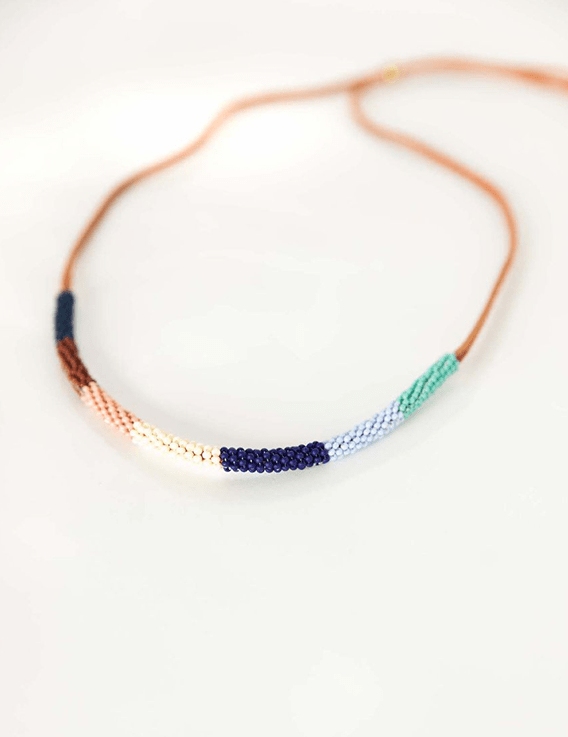 Collier Milot - Perles de verre sur cordon en cuir