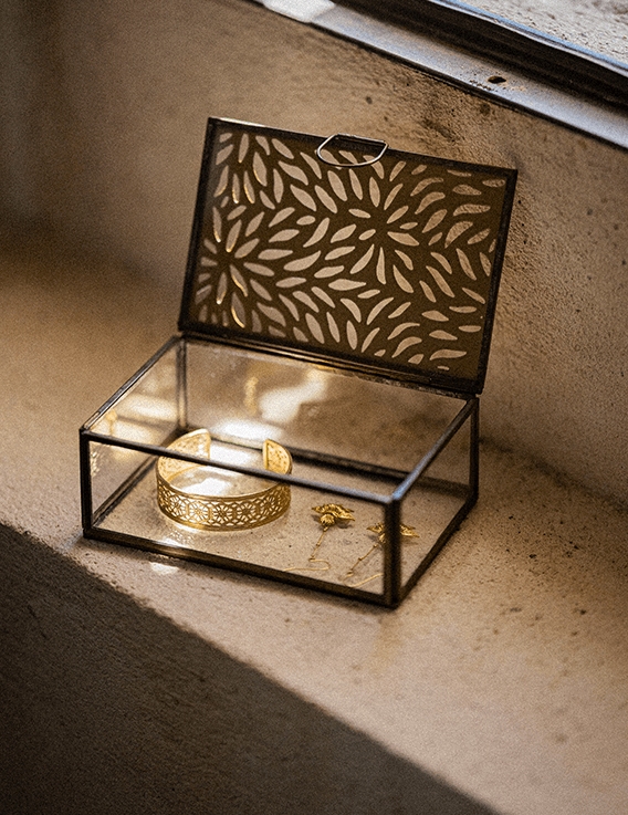 Boîte à bijoux rectangulaire en verre et métal sculpté Madam Stoltz © Christine Picard