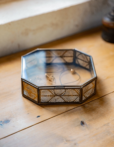Boîte à bijoux hexagonale en verre et laiton sculpté Madam Stoltz © Christine Picard