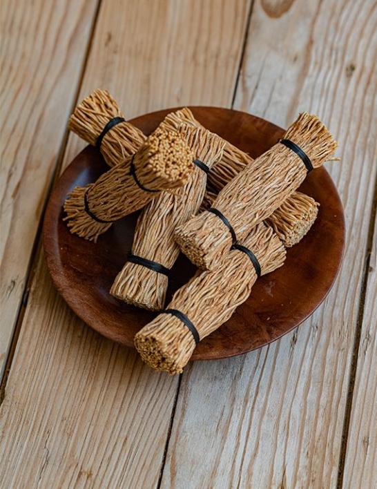 Fagotins de vétiver présentés sur une coupelle