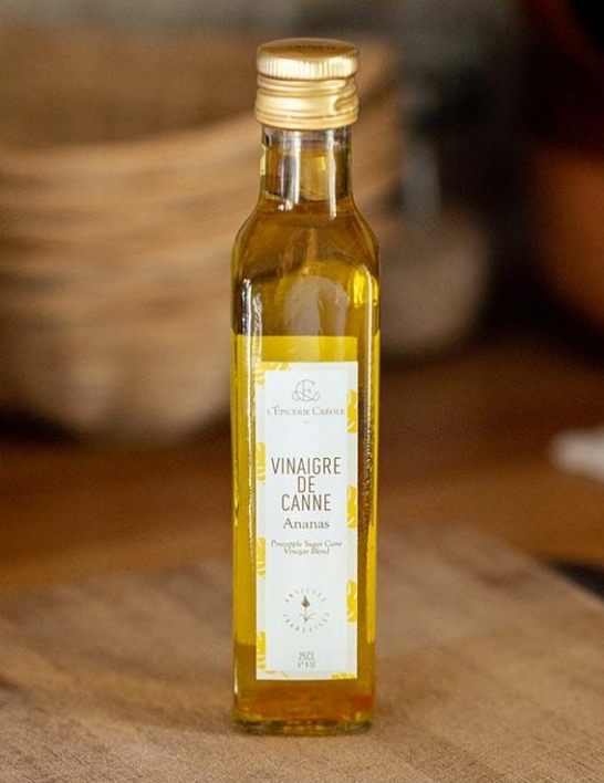 Bouteille de vinaigre à l'ananas sur un plan de travail de cuisine