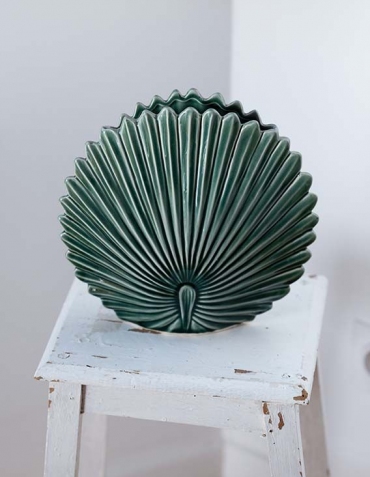 Vase feuille en grès Madam Stoltz - vert © Christine Picard