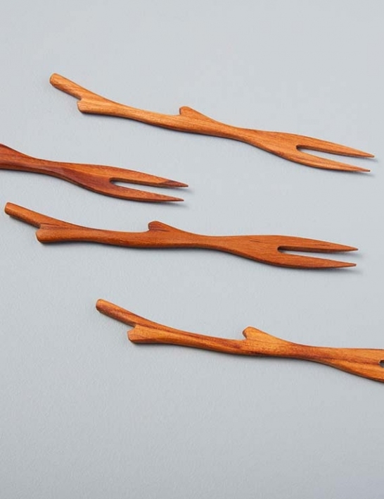 L'ensemble de 4 fourchettes à cocktail en teck 15 cm en forme de brindille - Be Home