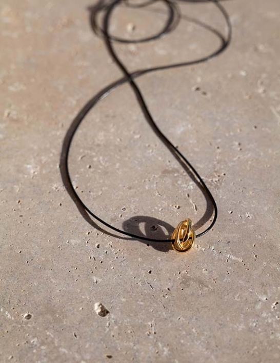 Pendentif forçat sur cordon Calendé © Cécile Chabert