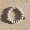 Bracelet artisanal en perles d’argile émaillée blanc - Simbi Haïti