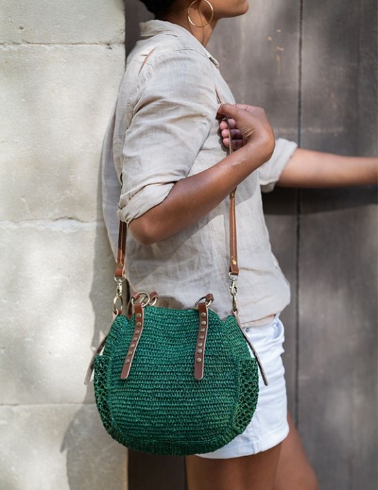 Sac bandoulière en Raphia & cuir de Madagascar - Sam Couleur British - Sans Arcidet © Christine Picard