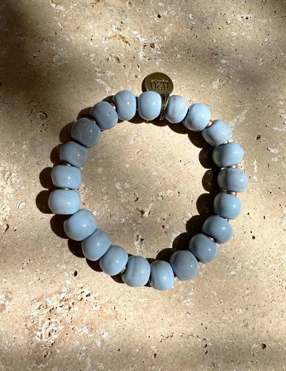 Bracelet bleu clair en perles d’argile d'Haïti émaillée unisexe - Simbi