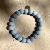 Bracelet artisanal en perles d’argile émaillée bleu clair - Simbi Haïti