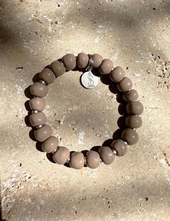 Bracelet artisanal en perles d’argile émaillée cappuccino - Simbi Haïti