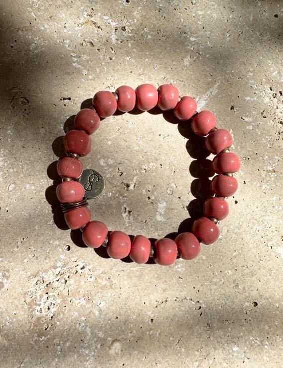 Bracelet artisanal en perles d’argile émaillée rose corail - Simbi Haïti