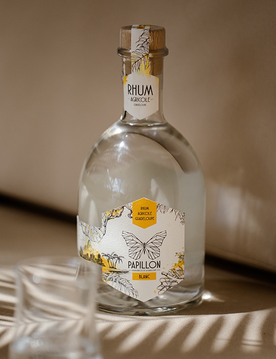 Bouteille et verre de Rhum Papillon blanc 53°