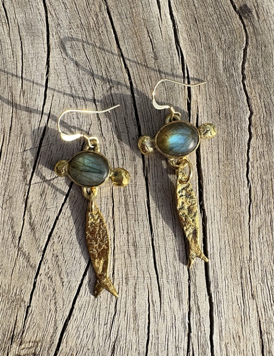 Boucles d'Oreille Nábe - Poisson en laiton & Labradorite | Pince Oreilles