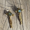 Boucles d'Oreille Nábe - Poisson en laiton & Labradorite | Pince Oreilles
