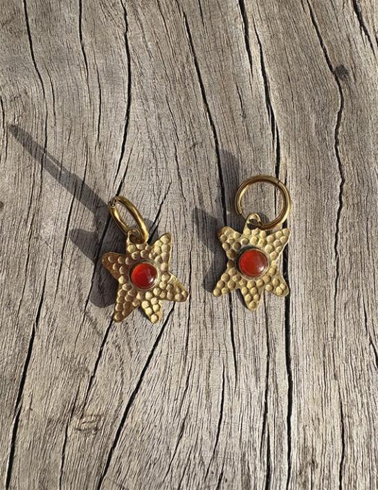 Boucles Kachi – Étoiles en laiton brut martelé & Cornaline | Pince Oreilles