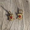 Boucles Kachi – Étoiles en laiton brut martelé & Cornaline | Pince Oreilles