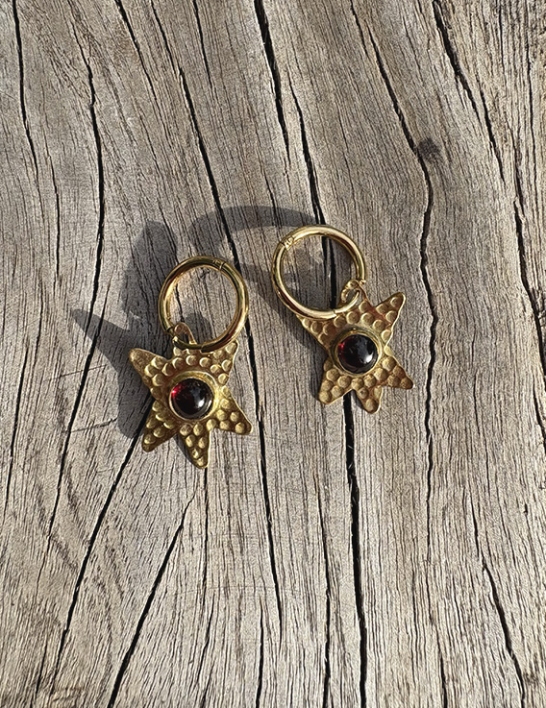 Boucles Kachi – Étoiles en laiton brut martelé & Grenat | Pince Oreille