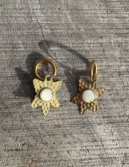 Boucles Kachi – Étoiles en laiton brut martelé & Nacre blanche | Pince Oreilles