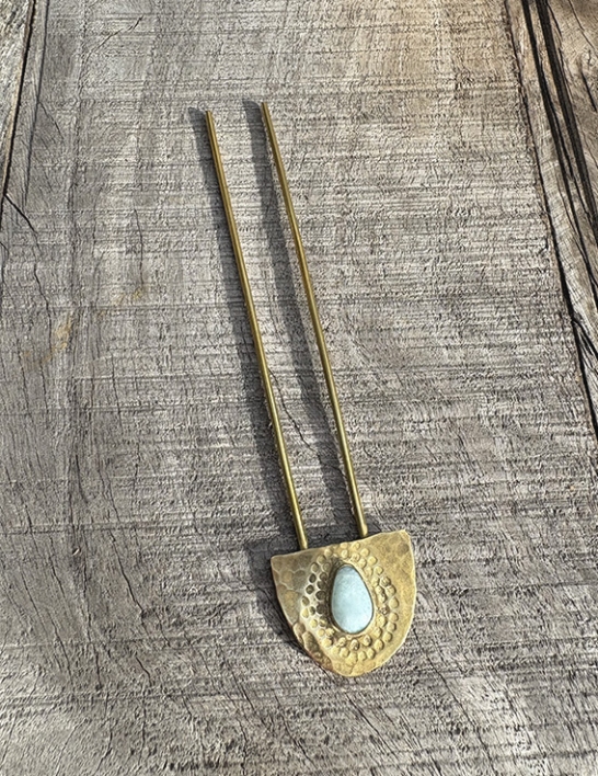 Pic à cheveux Yaraï – Laiton martelé & Larimar | Pince Oreilles