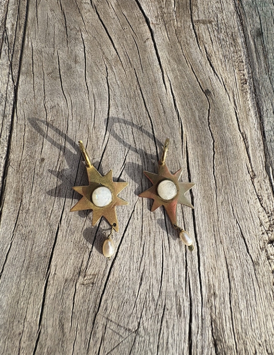 Boucles d’Oreilles Amaïra – Étoile en laiton, pierre de lune & perle