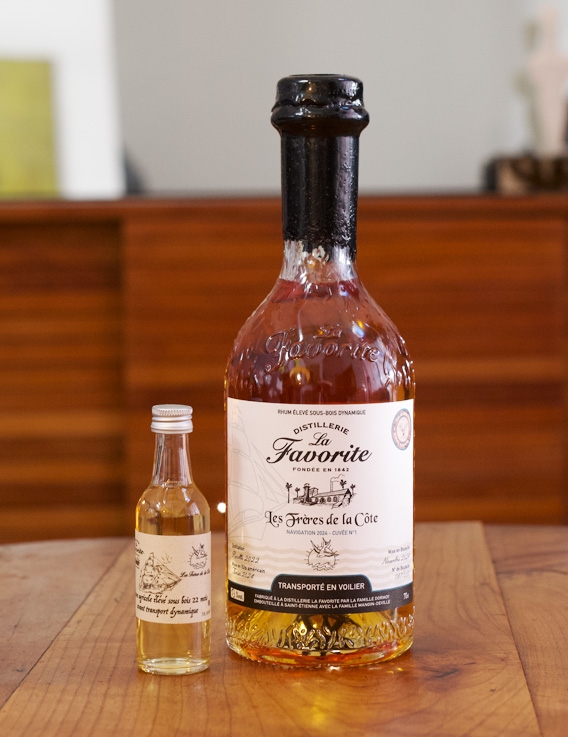 Bouteille La Favorite x Les Frères de la Côte - Rhum Ambré Nav. 2024 Cuvée N°1 53° et sa fiole de 5 cl - 58°