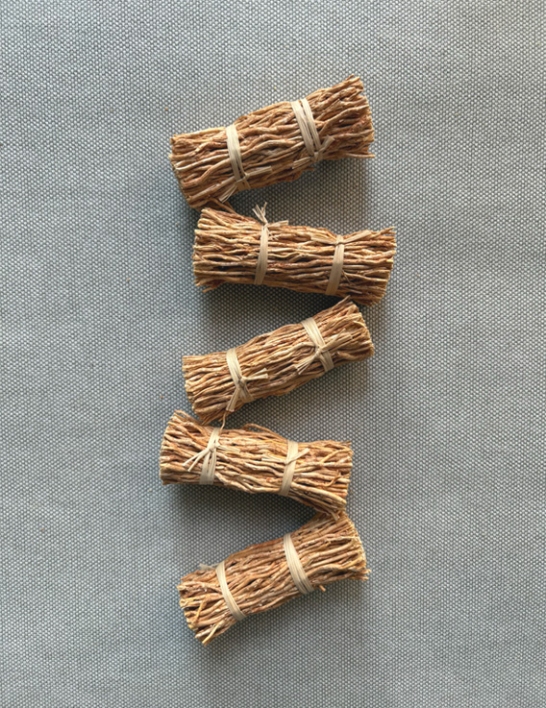 Mini Fagots de vétiver de Madagascar présentés en quinconce