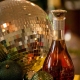 Carafe de Rhum Vieux Prosper BIO entre une boule à facette et des décorations de Noël