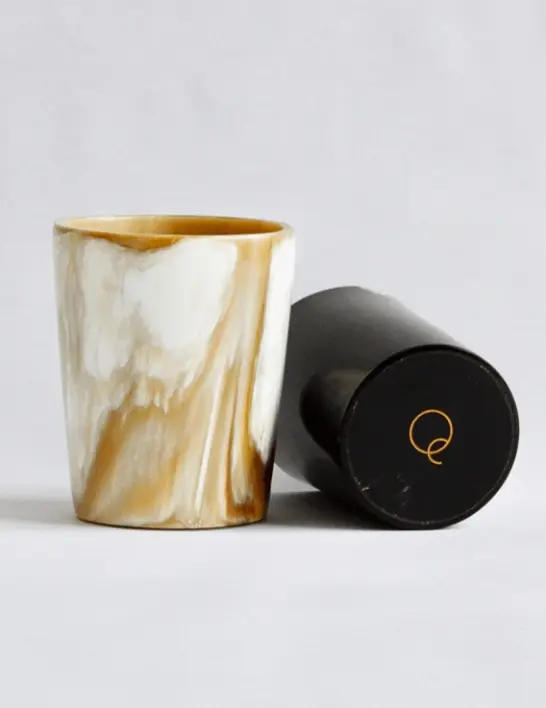 Tumbler en corne blanche / noire