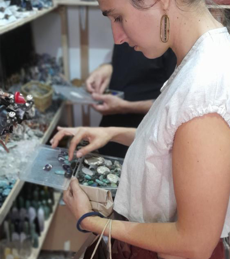 Charline choisit les pierres en Colombie