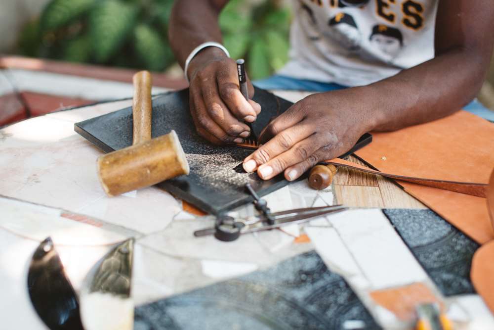 Travail artisanal à Haïti
