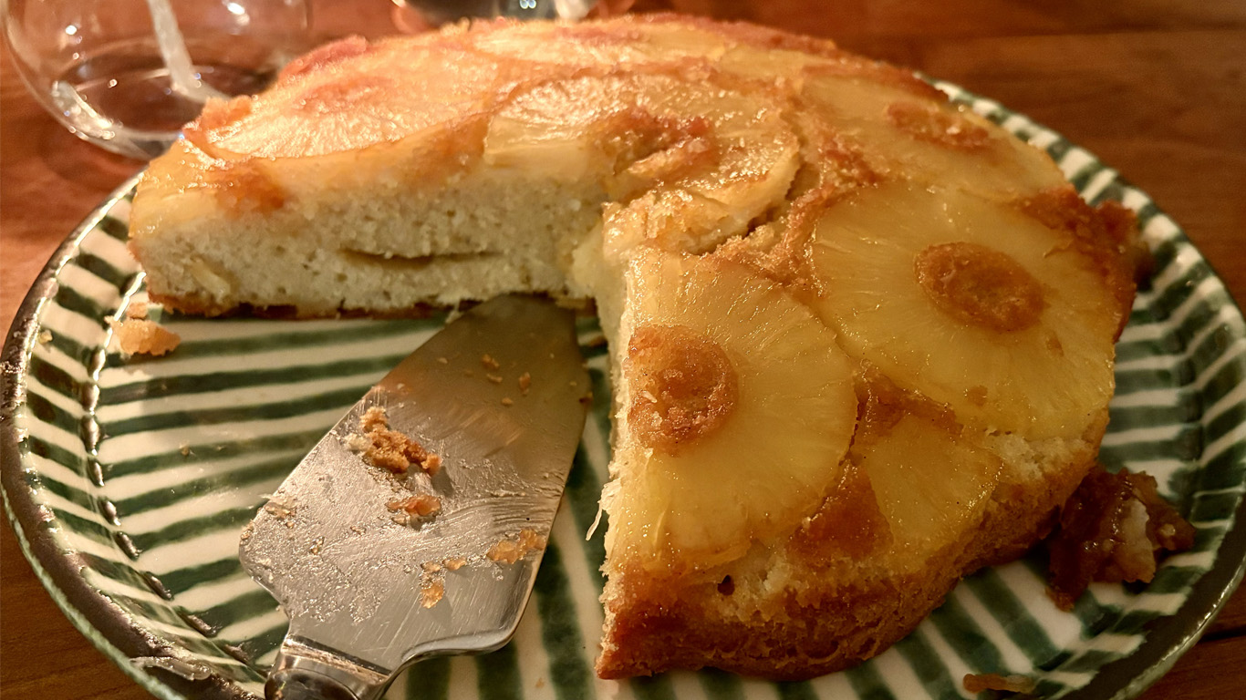 gâteau à l'ananas antillais entamé avec la pelle à gâteau