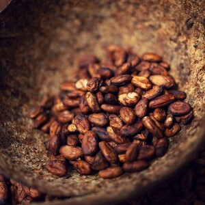 #BeanToBarIl était une fois, dans les îles de la Caraïbe 🌴, un cacao qui se faisait rare✨...et pourtant!Discrète, la production de cacao existe bien, aussi bien en Martinique qu'en Guadeloupe. Ce joyau de la nature se cultive dans un environnement idéal: humide et volcanique 🌋et se transforme artisanalement selon des méthodes ancestrales.On vous propose de découvrir le traditionnel bâton kako, un cacao pur torréfié, cultivé sur les flans du volcan de la Soufrière à 500 mètres d'altitude.De coutume, on l'utilise pour la confection du chocolat chaud créole traditionnel. À râper, selon votre degré de gourmandise, dans un lait chaud frémissant. ☕️🍫Vous pouvez y ajouter de la cannelle, des zestes de citron vert, de la vanille. En Martinique, on y ajoute du beurre de cacahuète.🥜🛒 À commander de ce pas sur notre boutique en ligne oua-concept, rubrique Épicerie fine!📸: @cecilechabert#Chocolat #Cacao #Caraïbe #Agroforesterie #CacaoFrancais #oualessentiers #epiceriefine #Artisanat #PetitProducteur #CircuitCourt #Tropical #ChocolatChaud #EpiceriefindesIles
